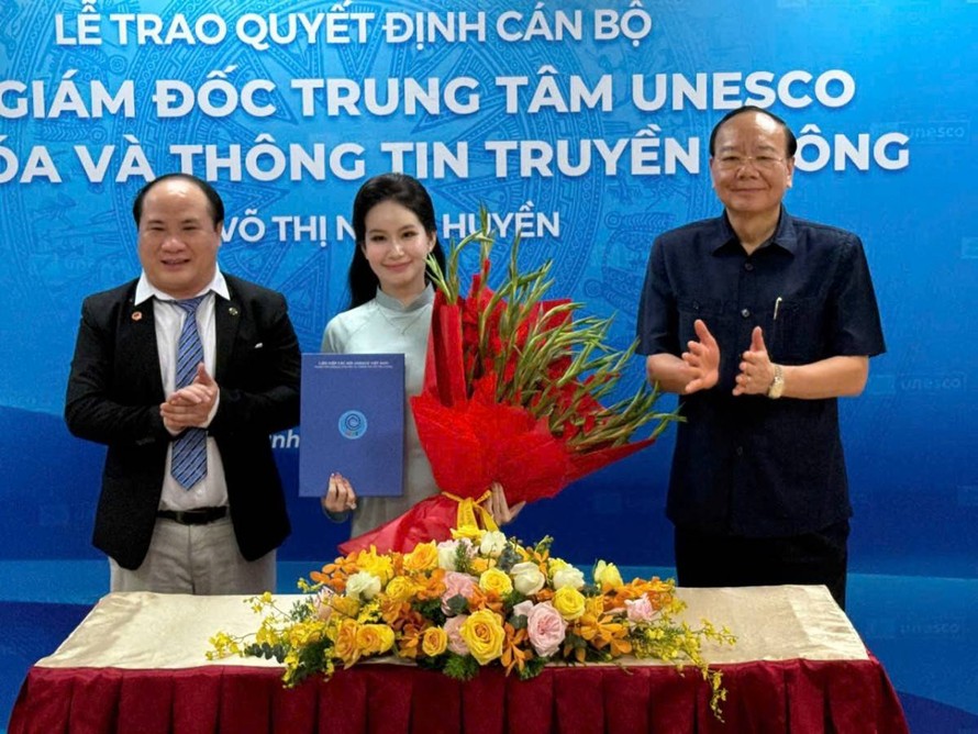 Trao quyết định bổ nhiệm bà Võ Thị Ngọc Huyền giữ chức vụ Phó Giám đốc Trung tâm UNESCO Văn hóa và Thông tin Truyền thông.