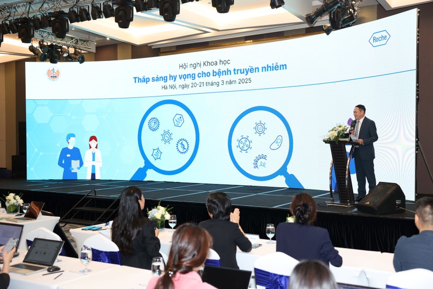 Ông Ricky He – Tổng Giám đốc Roche Việt Nam phát biểu tại hội nghị