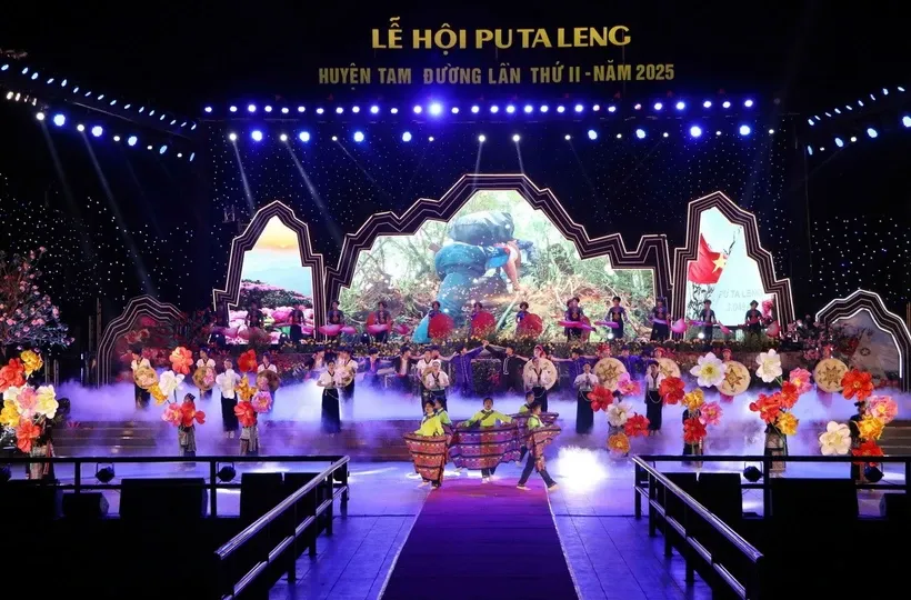 Chương trình nghệ thuật đặc sắc khai mạc lễ hội Putaleng. Ảnh: Nguyễn Oanh/TTXVN.