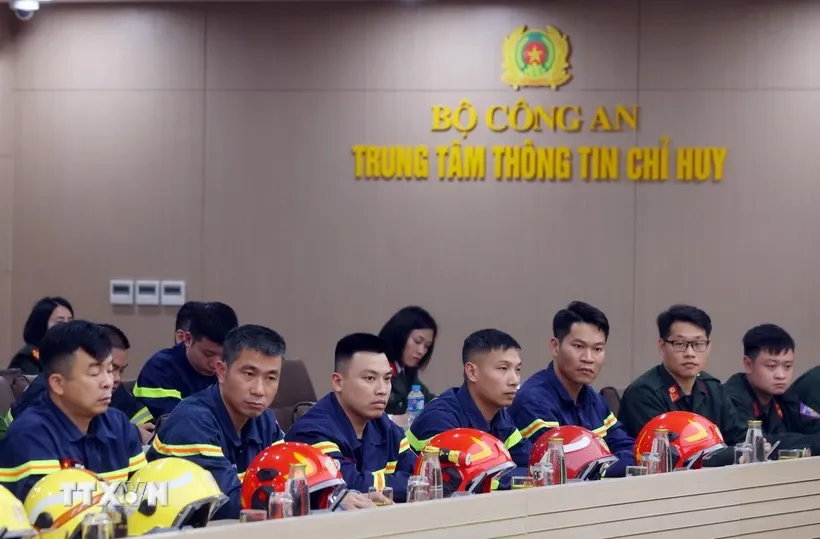 Cán bộ, chiến sỹ cứu hộ cứu nạn Việt Nam thực hiện nhiệm vụ tại Myanmar. Ảnh: Phạm Kiên/TTXVN.