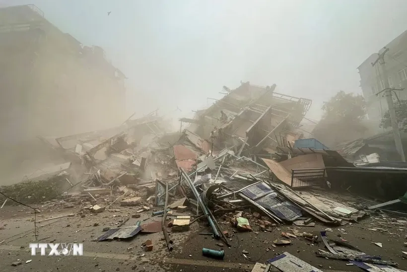 Tòa nhà bị phá hủy trong trận động đất kinh hoàng ở Mandalay, Myanmar, ngày 28/3/2025. Ảnh: Getty Images/TTXVN.