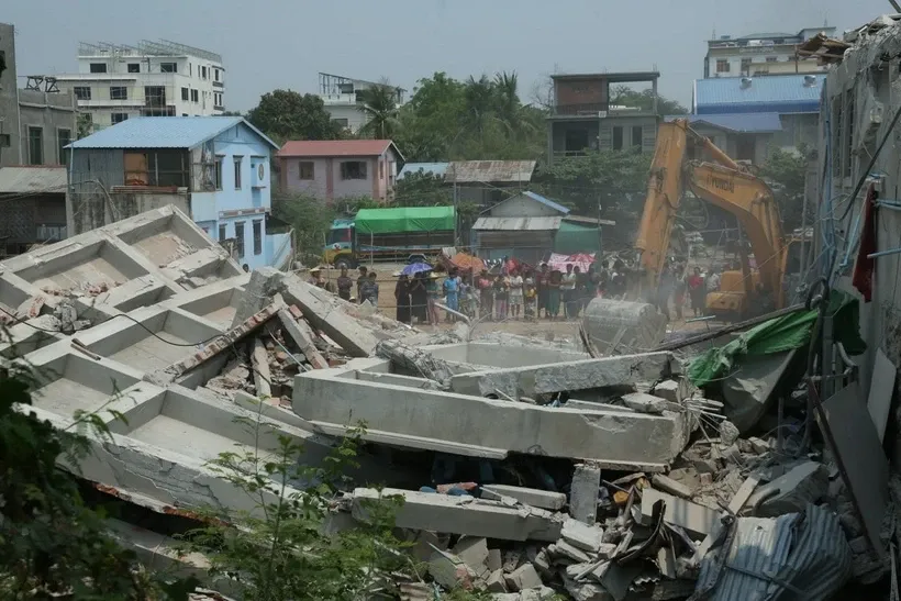 Hoạt động cứu hộ được tiến hành sau động đất tại Mandalay, Myanmar. Nguồn: THX/TTXVN