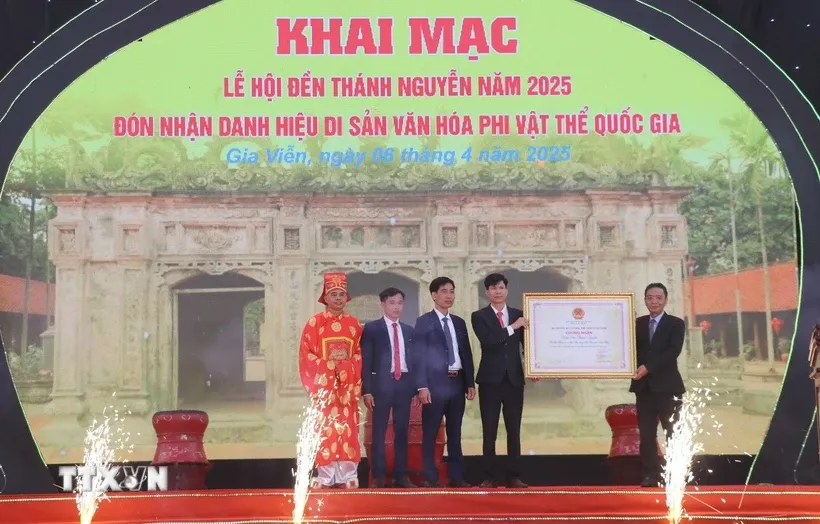 Ông Hoàng Đạo Cương, Thứ trưởng Bộ Văn hóa, Thể thao và Du lịch trao Bằng chứng nhận Di sản Văn hóa phi Vật thể Quốc gia Lễ hội Đền Thánh Nguyễn cho đại diện xã Tiến Thắng, huyện Gia Viễn, tỉnh Ninh Bình. Ảnh: Thùy Dung/TTXVN.