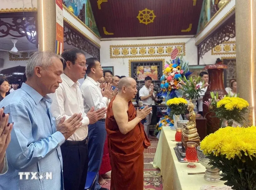 Ông Phonesy Bounmixay (ngoài cùng bên trái), Tổng lãnh sự Lào tại Thành phố Hồ Chí Minh; ông Nguyễn Thành Trung (thứ 2 từ trái sang), Phó Chủ tịch Thường trực Ủy ban Mặt trận Tổ quốc Việt Nam Thành phố Hồ Chí Minh cùng thực hiện nghi lễ cúng Phật tại Lễ hội. Ảnh: Xuân Khu/TTXVN