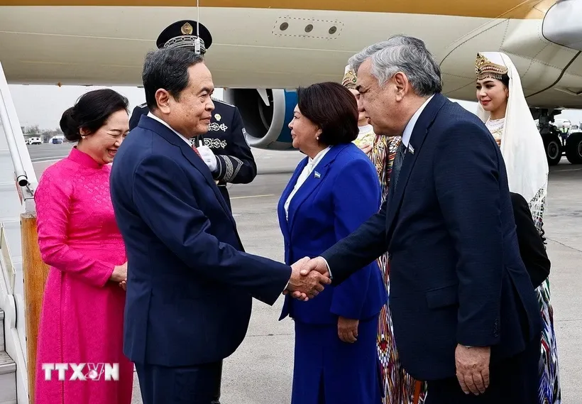 Lễ đón Chủ tịch Quốc hội Trần Thanh Mẫn và Phu nhân tại Sân bay quốc tế Islam Karimov Tashkent. Ảnh: Doãn Tấn/TTXVN.