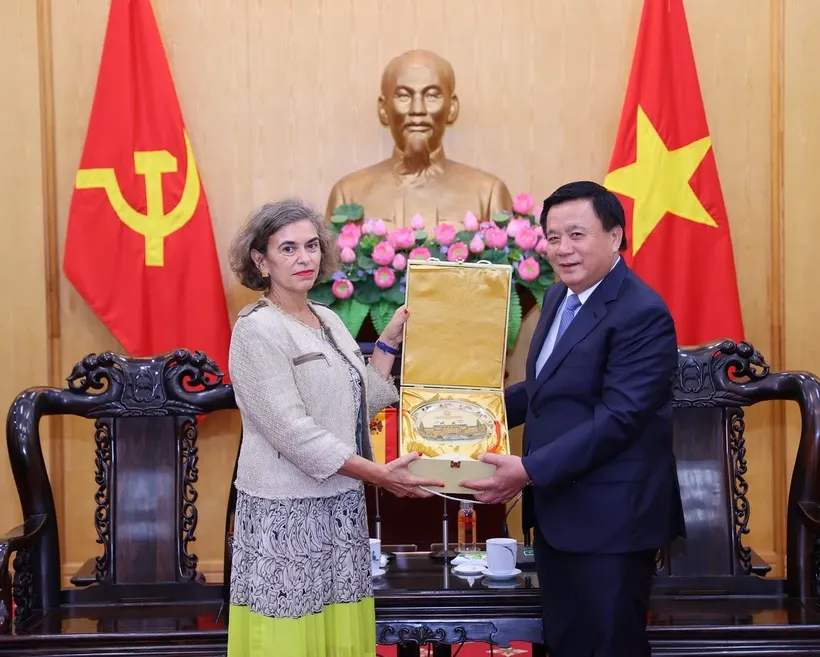 Giáo sư-Tiến sỹ Nguyễn Xuân Thắng tặng quà lưu niệm cho bà Carmen Cano de Lasala, Đại sứ Tây Ban Nha tại Việt Nam. Ảnh: Văn Điệp/TTXVN.