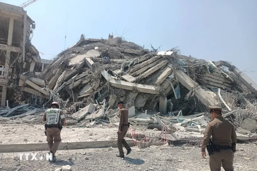 Tòa nhà bị sập tại thủ đô Bangkok, Thái Lan do ảnh hưởng từ trận động đất ở Myanmar. Ảnh: THX/TTXVN.