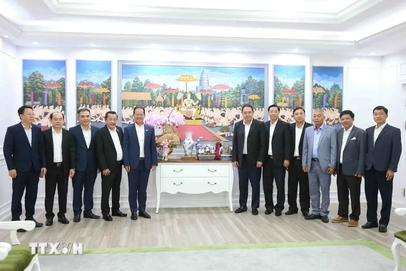 Nhân dịp Tết cổ truyền 2025, ông Trương Minh Trung, Phó Tổng Giám đốc Tập đoàn Công nghiệp Cao su Việt Nam (VRG), Phó Ban thường trực Ban chỉ đạo Phát triển Cao su tại Campuchia của VRG và đoàn công tác đến chúc chào xã giao, chúc Tết Bộ trưởng Bộ Môi trường Campuchia Eang Sophalleth và các cộng sự. Ảnh: Huỳnh Thảo/TTXVN.
