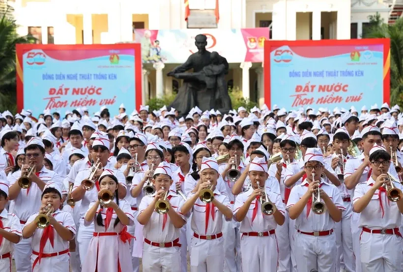 Các đội viên thể hiện kỹ năng thổi kèn nhuần nhuyễn tại buổi đồng diễn. Ảnh: Thu Hương/TTXVN.