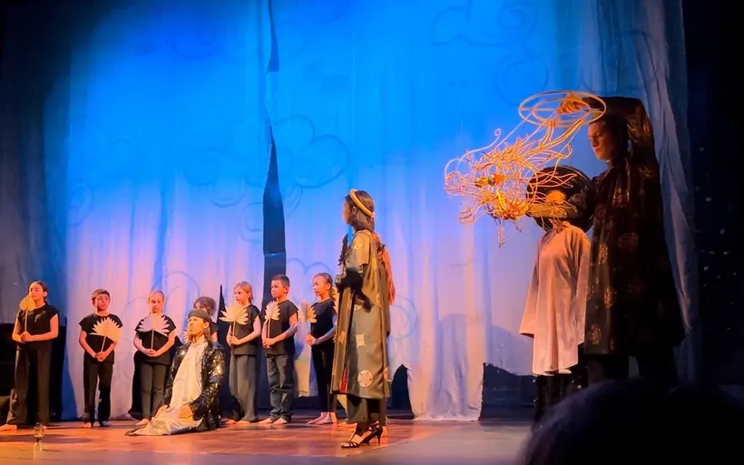 Một cảnh trong vở ca kịch "Con rồng vàng" của đạo diễn Pháp lai Việt Olivier Dhénin Hữu. Ảnh: Nguyễn Thu Hà/TTXVN