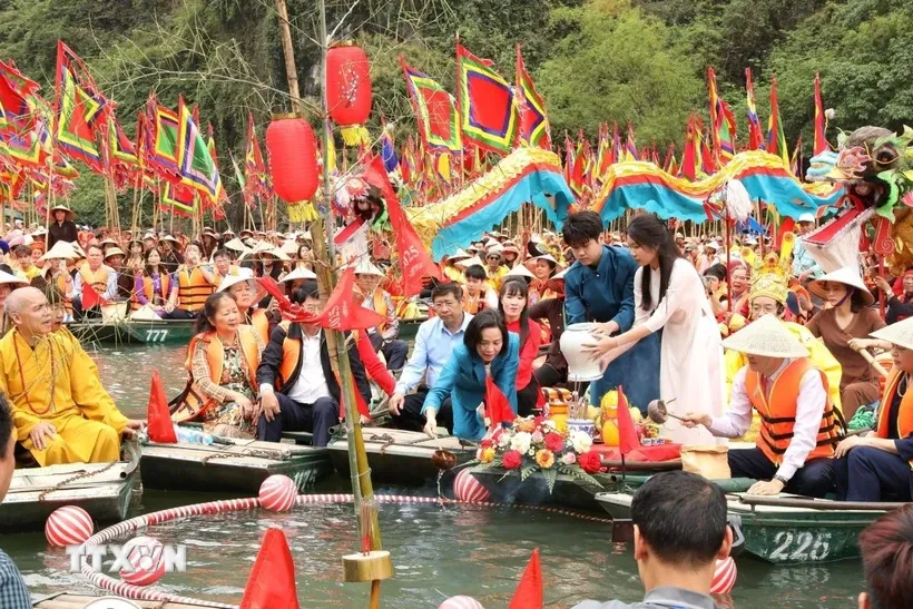 Nghi lễ rước nước truyền thống là thủ tục quan trọng tại Lễ hội. Ảnh: Đức Phương/TTXVN