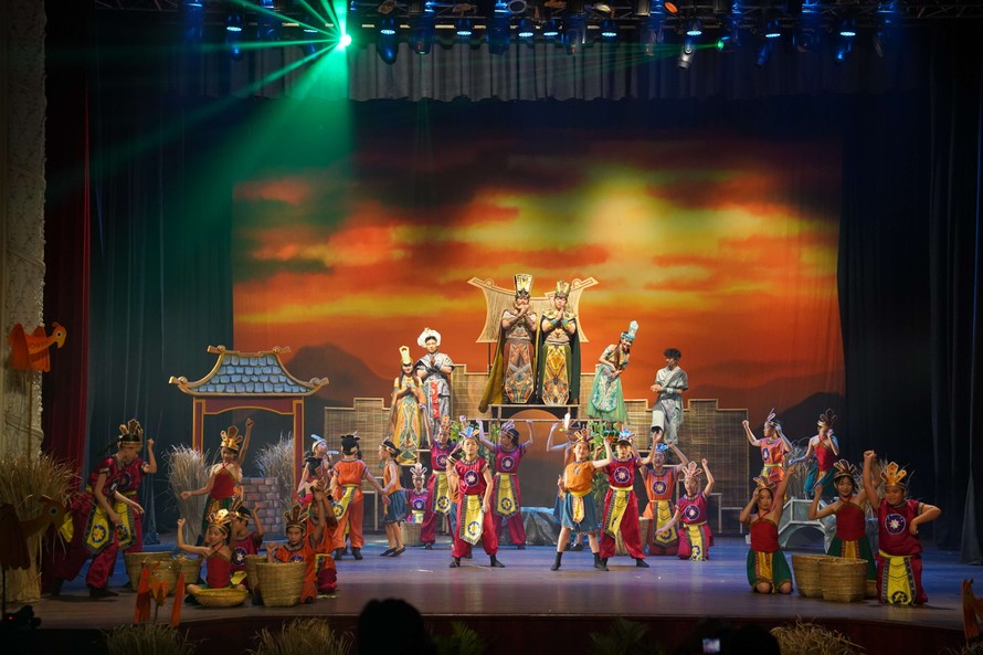 Học sinh Victoria School lần đầu biểu diễn nhạc kịch chuyên nghiệp tại sân khấu nhà hát thành phố.