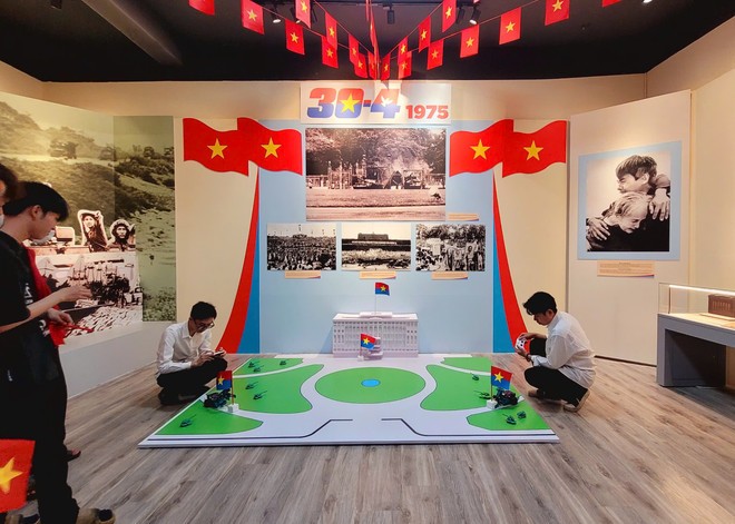 Góc mô phỏng khoảnh khắc hai xe tăng của Mặt trận Dân tộc Giải phóng miền Nam Việt Nam tiến đến Dinh Độc Lập. Ảnh: Minh Anh/Vietnam+