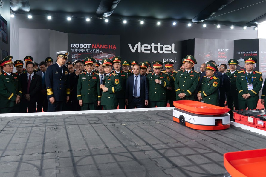 Bộ trưởng Quốc phòng Việt Nam và Trung Quốc thăm và làm việc tại công viên logistics Viettel