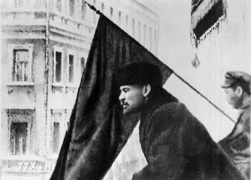 Từ trên trụ sở Soviet (Moskva), Vladimir Ilyich Lenin nói chuyện với Hồng quân trước giờ lên đường chiến đấu (16/10/1919). Ảnh: Tư liệu quốc tế TTXVN.