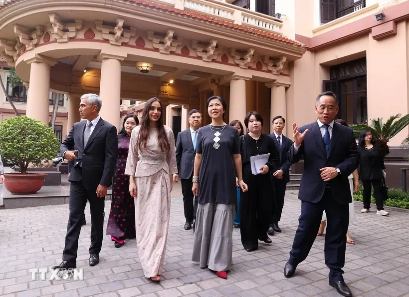 Phu nhân Ngô Phương Ly và bà Leyla Aliyeva, Phó Chủ tịch Quỹ Heydar Aliyev tham quan tại Bảo tàng Mỹ thuật Việt Nam. Ảnh: Văn Điệp/TTXVN