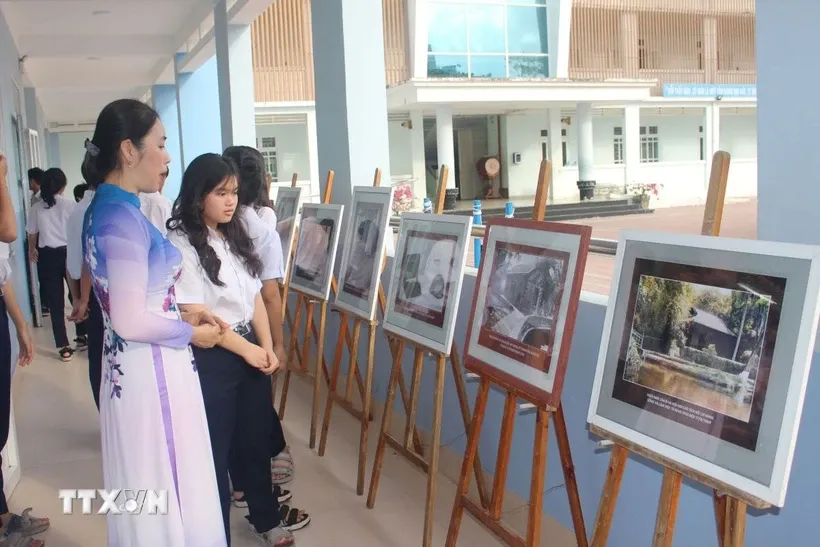 Triển lãm về Bác thu hút thầy cô giáo và học sinh tham quan, tìm hiểu. Ảnh: Hồng Hiếu/TTXVN.