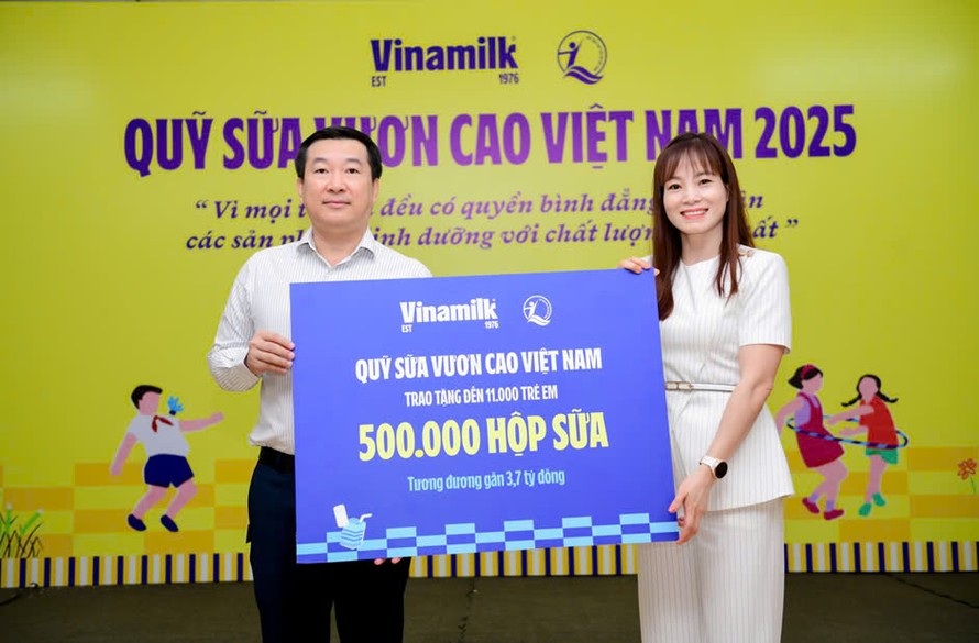 Ông Đỗ Thanh Tuấn – Giám đốc Đối ngoại Vinamilk – trao tặng bảng tượng trưng 500.000 hộp sữa cho đại diện Quỹ Bảo trợ Trẻ em Việt Nam nhân dịp khởi động Quỹ sữa năm 2025. Ảnh: Nam Anh