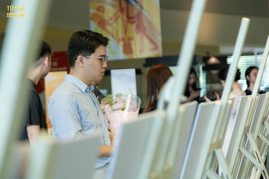 Các vị khách chiêm ngưỡng những thánh tích, thần tích của các vị Thánh trong tín ngưỡng thờ Mẫu.