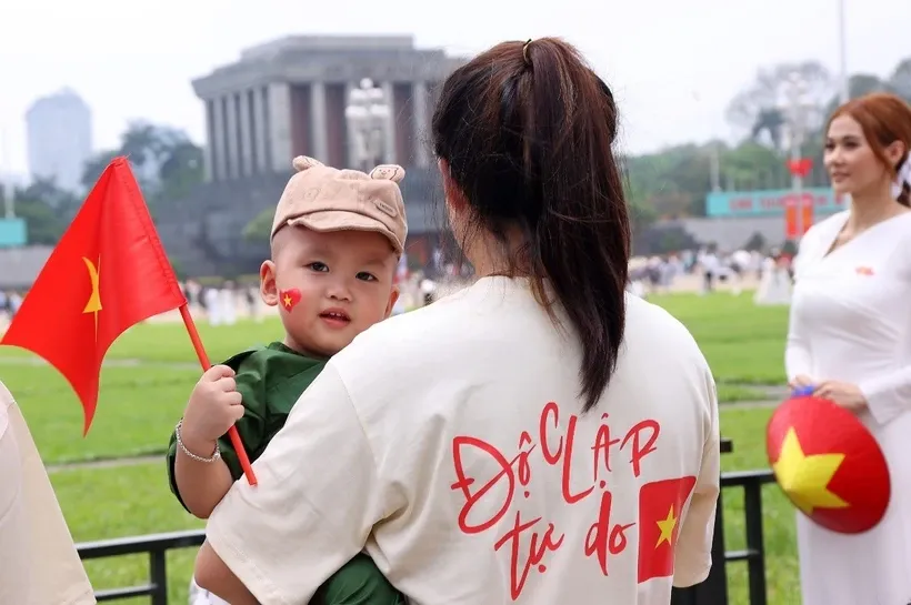 Người dân Việt Nam tự hào về lịch sử nhân kỷ niệm 50 năm Ngày giải phóng miền Nam, thống nhất đất nước. Ảnh: Văn Điệp/TTXVN.