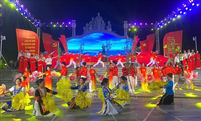 Chương trình nghệ thuật “50 năm vang mãi bản hùng ca”.