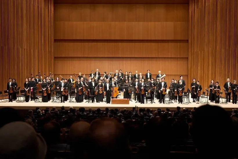 Nhạc trưởng Honna Tetsuji chỉ huy hai dàn nhạc hợp xướng. Ảnh: Xuân Giao/TTXVN