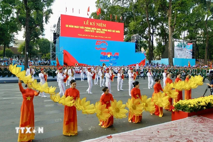Chương trình biểu diễn nghệ thuật của lực lượng văn nghệ sỹ Thành phố Hồ Chí Minh tham gia Tổng duyệt lễ diễu binh, diễu hành kỷ niệm 50 năm Ngày Giải phóng miền Nam thống nhất đất nước. Ảnh: Thanh Vũ/TTXVN.