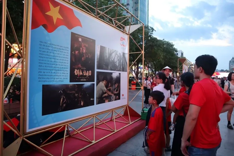 Người dân tham quan triển lãm. Ảnh: Thu Hương/TTXVN.