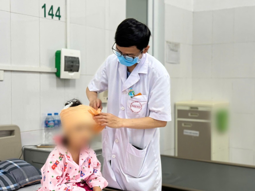 Trẻ bị chó nhà tấn công tại Hà Nội