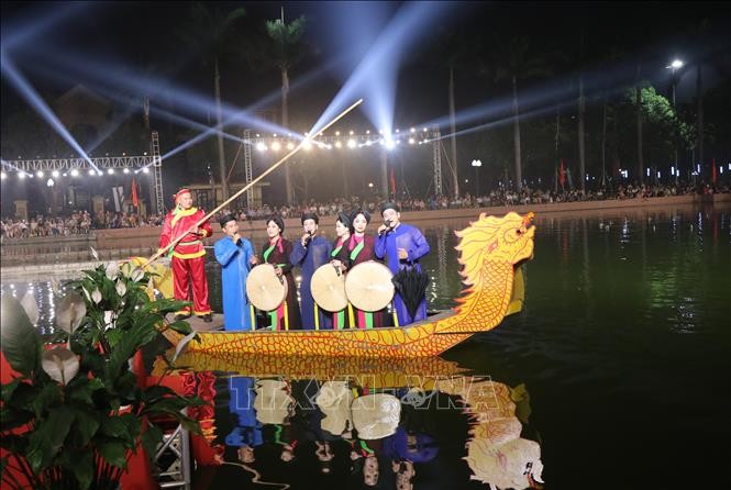 Các liền anh, liền chị biểu diễn Dân ca Quan họ Bắc Ninh trên thuyền. Ảnh: Thái Hùng/TTXVN.