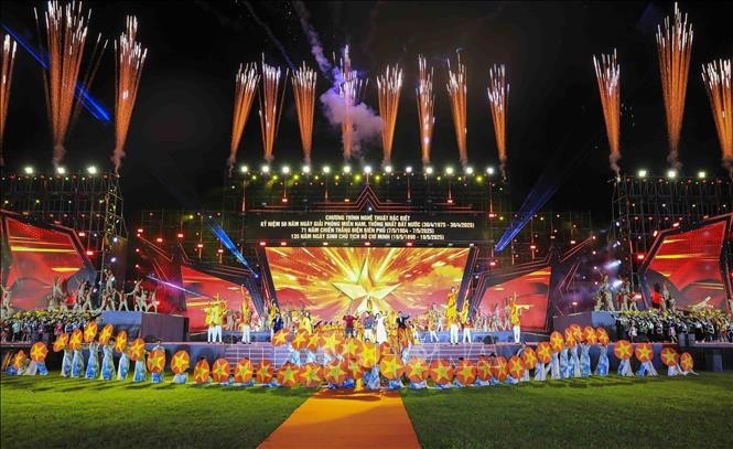 Chương trình nghệ thuật tái hiện những mốc son lịch sử của dân tộc với khí thế hào hùng, vẻ vang.