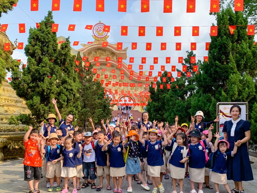 Các em học sinh được tận hưởng kì nghỉ ý nghĩa trong ngày kỉ niệm 50 năm Giải phóng miền Nam, thống nhất đất nước.