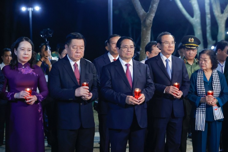 Thủ tướng Phạm Minh Chính và các đại biểu thắp nến tri ân các Anh hùng liệt sĩ tại Nghĩa trang Hàng Dương - Ảnh: VGP/Nhật Bắc. 