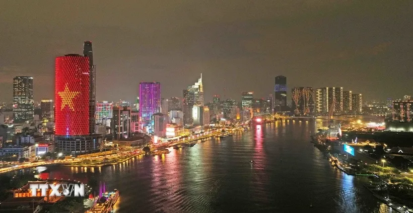 Thành phố Hồ Chí Minh - trung tâm kinh tế, văn hóa, du lịch đầu tàu của cả nước rực sáng trong đêm. Ảnh: Vũ Sinh/TTXVN.