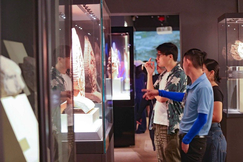 Nhiều du khách đã ưu tiên hành trình "tour về nguồn" mang dấu ấn lịch sử để cảm nhận không khí tri ân, tưởng nhớ và sống lại những ký ức hào hùng của dân tộc. Ảnh: VGP.