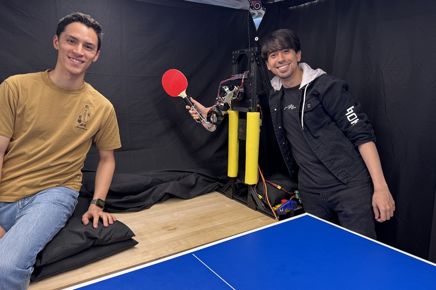 Kendrick Cancio (phải) và David Nguyen cùng công trình nghiên cứu cánh tay robot tại Viện Công nghệ Massachusetts. Ảnh: MIT