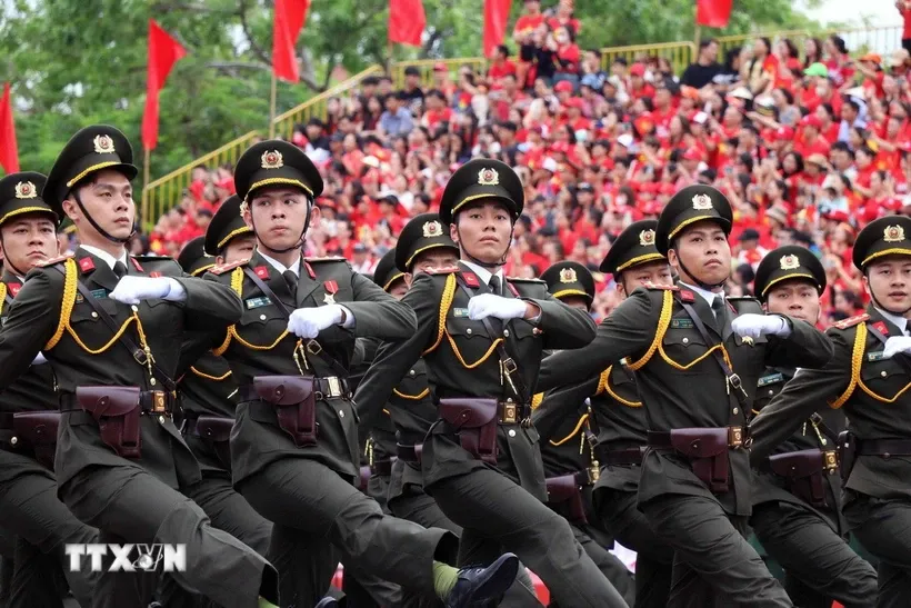 Duyệt đội ngũ chào mừng kỷ niệm 70 năm Ngày Giải phóng Hải Phòng. Ảnh: Hoàng Ngọc/TTXVN