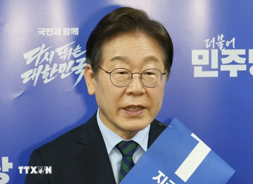 Ông Lee Jae Myung, cựu Chủ tịch đảng Dân chủ (DP) đối lập chính tại Hàn Quốc, phát biểu với báo giới ở Chungcheong ngày 19/4/2025. Ảnh: Yonhap/TTXVN