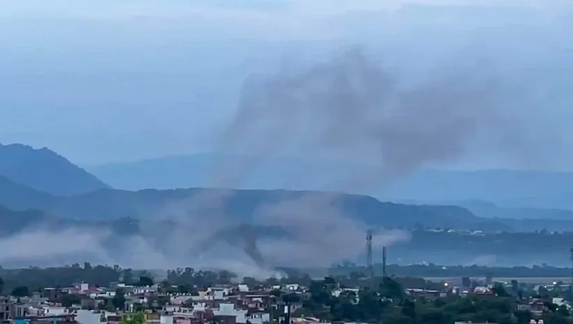 Khói bốc lên sau vụ tấn công bằng pháo kích của Pakistan tại Udhampur, Ấn Độ ngày 10/5/2025. Ảnh: ANI/TTXVN