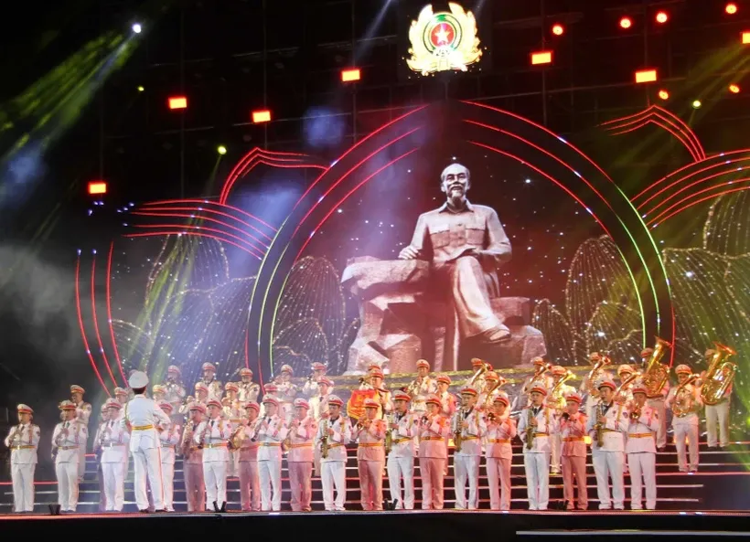 Thông qua các tiết mục nghệ thuật đặc sắc, được dàn dựng công phu, chương trình tuyên truyền, giáo dục truyền thống yêu nước, lý tưởng cách mạng và lan tỏa việc học tập, làm theo tư tưởng, đạo đức, phong cách Hồ Chí Minh. Ảnh minh họa. 