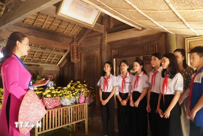 Học sinh tham quan Khu Di tích quốc gia đặc biệt Kim Liên (Nam Đàn, Nghệ An). Ảnh: Bích Huệ/TTXVN.