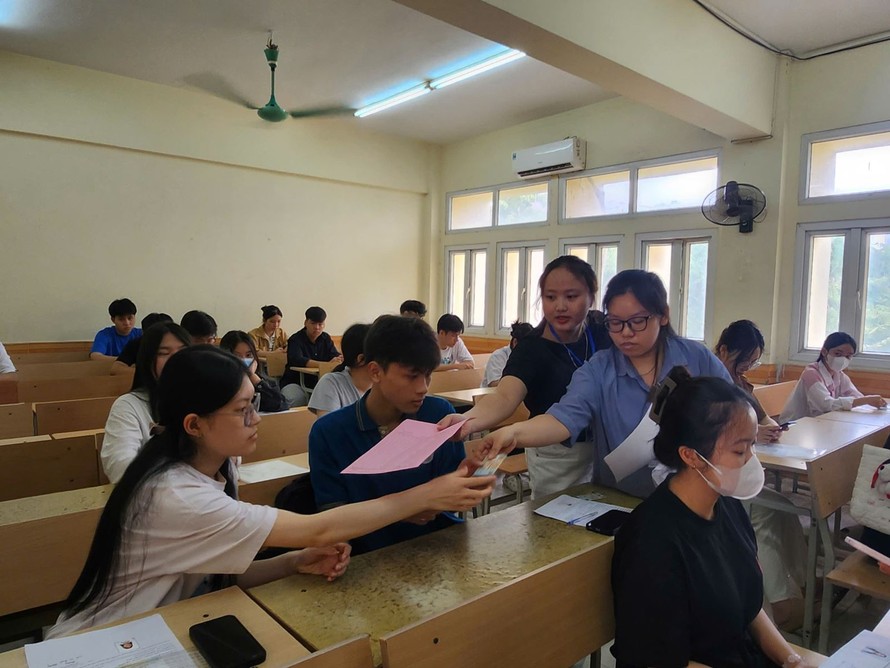 Giám thị kiểm tra thông tin của thí sinh. Ảnh: TTXVN.