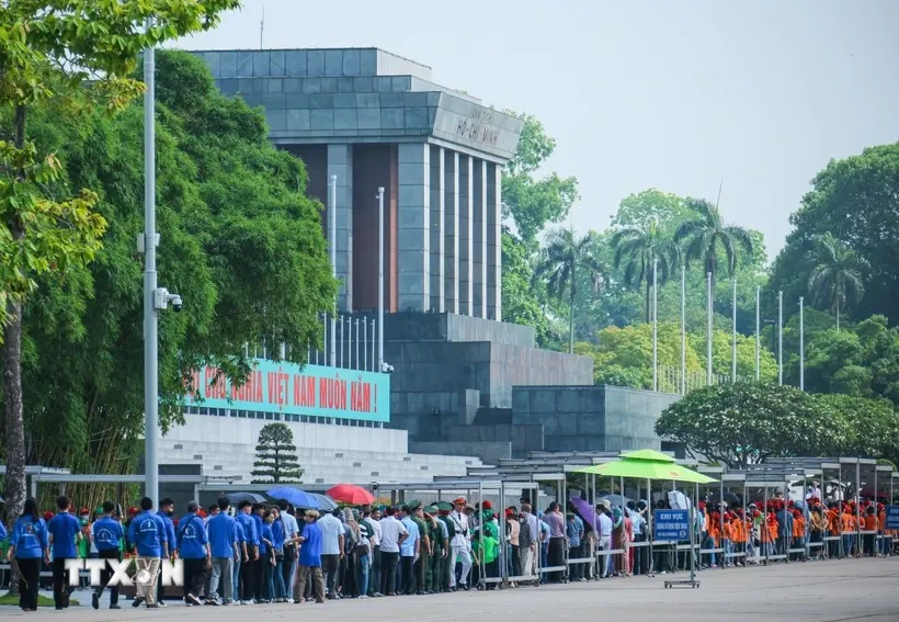 Đông đảo người dân và du khách vào Lăng viếng Chủ tịch Hồ Chí Minh, sáng 17/5. Ảnh: Hoàng Hiếu/TTXVN.