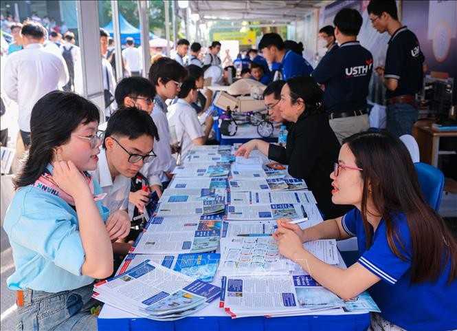 Các trường đại học khối Khoa học công nghệ tổ chức giới thiệu, tư vấn tuyển sinh với học sinh các trường THPT tham dự sự kiện. Ảnh: Hoàng Hiếu/TTXVN.