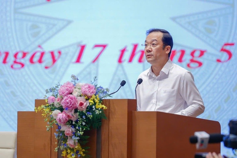 Thứ trưởng Bộ Khoa học và Công nghệ Phạm Đức Long trình bày báo cáo tại phiên họp - Ảnh: VGP/Nhật Bắc.