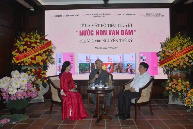 Buổi ra mắt sách có sự tham dự của nhiều chuyên gia nghiên cứu, văn nghệ sỹ. Ảnh: Hoàng Hoàng/TTXVN.