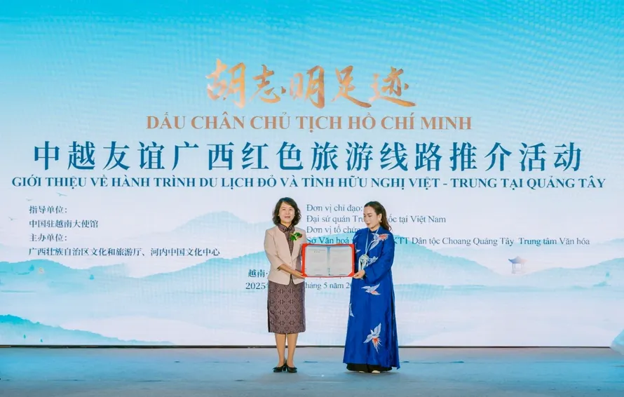 Tuyến du lịch “Hành trình đỏ hữu nghị Việt - Trung theo dấu chân Chủ tịch Hồ Chí Minh” tại Quảng Tây (Trung Quốc) được ra mắt trong chương trình giao lưu văn hóa và giới thiệu du lịch “Trà hài hòa thế giới - Nhã tập năm 2025”. Ảnh: PNTrip