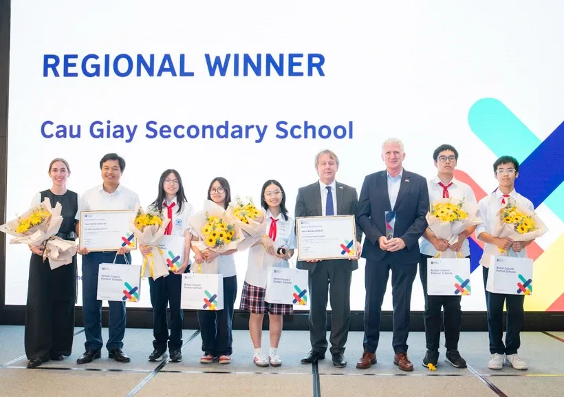 Đội thi đến từ Trường Trung học cơ sở Cầu Giấy (Hà Nội) giành Giải Nhất với dự án sử dụng AI hỗ trợ học tiếng Anh cho trẻ em tại Làng trẻ em SOS. Ảnh: BTC