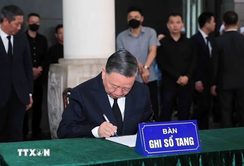 Tổng Bí thư Tô Lâm ghi sổ tang tại lễ viếng nguyên Chủ tịch nước Trần Đức Lương. Ảnh: TTXVN