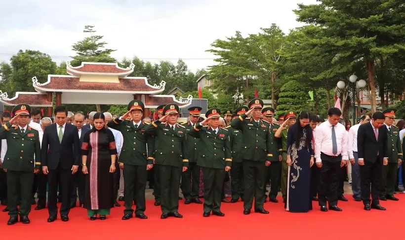 Các đại biểu dành một phút mặc niệm để tưởng nhớ các anh hùng, liệt sỹ và nhân dân trên địa bàn huyện đã chiến đấu hy sinh làm nên cuộc Chiến thắng Ba Gia. Ảnh: Đinh Hương/TTXVN